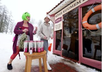 Competitors in the sauna marathon include Teletubbies and Roman gladiators.