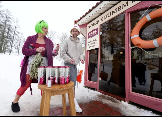 Competitors in the sauna marathon include Teletubbies and Roman gladiators.