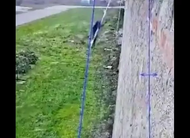 Authorities are searching for a mob boss who escaped from a maximum-security prison by using a rope made of knotted bed sheets.