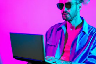This article outlines 10 AI tools to help marketers improve their strategies.