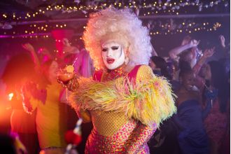 Danny Beard, the winner of RuPaul’s Drag Race UK, will be appearing in the British soap opera Hollyoaks in a special arc devoted to the characters Juliet and Peri.