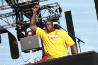 Shaquille O'Neal has promised to dress like Stone Cold Steve Austin if the Lakers make it to the playoffs.
