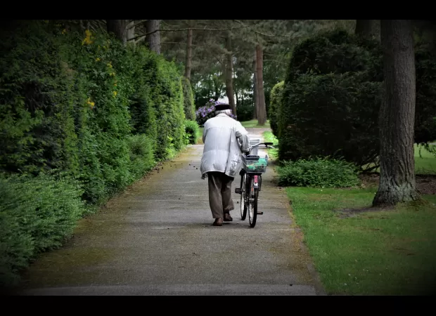 Older individuals who take fewer than 2,000 steps daily are more likely to experience a heart attack.