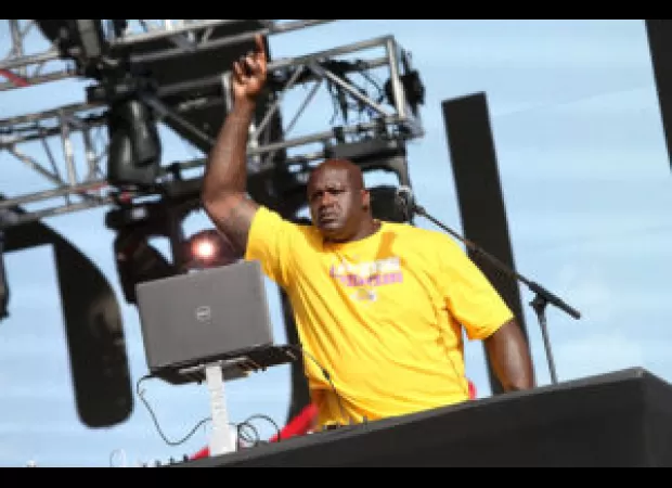 Shaquille O'Neal has promised to dress like Stone Cold Steve Austin if the Lakers make it to the playoffs.