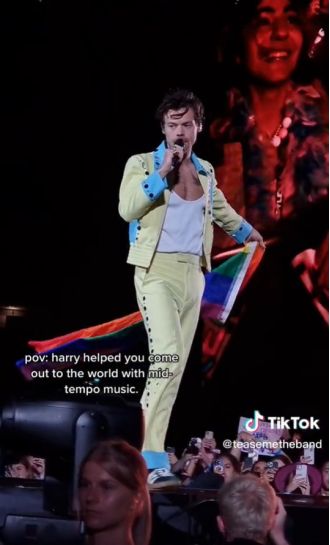 At a concert in Sydney, Harry Styles showed a fan some love and support by helping them come out to their family in an uplifting moment.