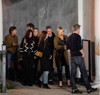 Jennifer Aniston and Courteney Cox had a fun evening out with their celebrity friends, Jason Bateman and Jimmy Kimmel.