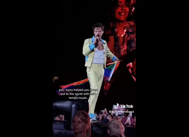 At a concert in Sydney, Harry Styles showed a fan some love and support by helping them come out to their family in an uplifting moment.