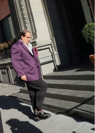 Colin Farrell has been seen on set for the first time in his role as The Penguin for the upcoming Batman spin-off film.