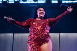 A fan of Lizzo's completely stole the show when they performed the entire choreography to her song 