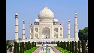 India is an incredible country, full of unique experiences and activities to enjoy. Here are 10 amazing things to do in India: sightsee in the Taj Mahal, explore diverse cultures, visit the Himalayas, take a yoga class, shop in a local bazaar, go on a cam