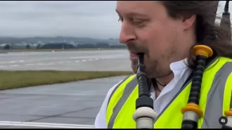 Snoop Dogg was welcomed to Scotland with a special performance of his iconic rap, played on bagpipes as he arrived on the runway tarmac.