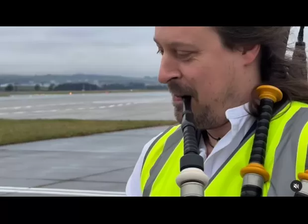 Snoop Dogg was welcomed to Scotland with a special performance of his iconic rap, played on bagpipes as he arrived on the runway tarmac.