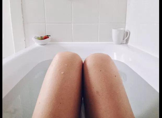 This article provides a list of the best snacks to eat while showering or bathing, inspired by Margot Robbie.