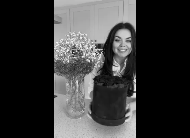 Scarlett & Scott are expecting a baby & have shared their joy by revealing the sex: lots of happy tears!