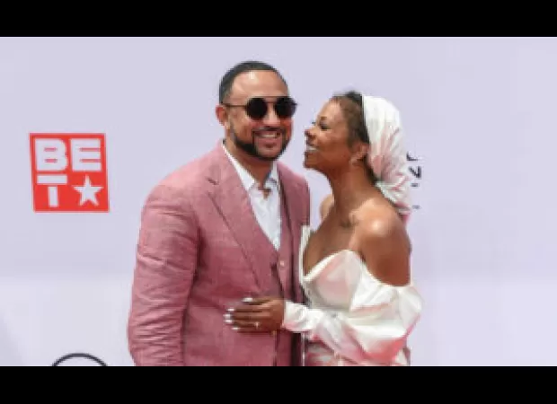 Eva's husband is determined to work through their issues and save their marriage despite her filing for divorce.