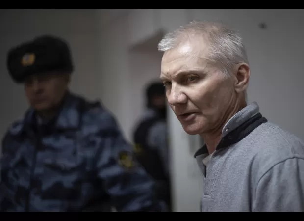 Girl writes heartbreaking letter to dad before he's imprisoned for speaking out against war.