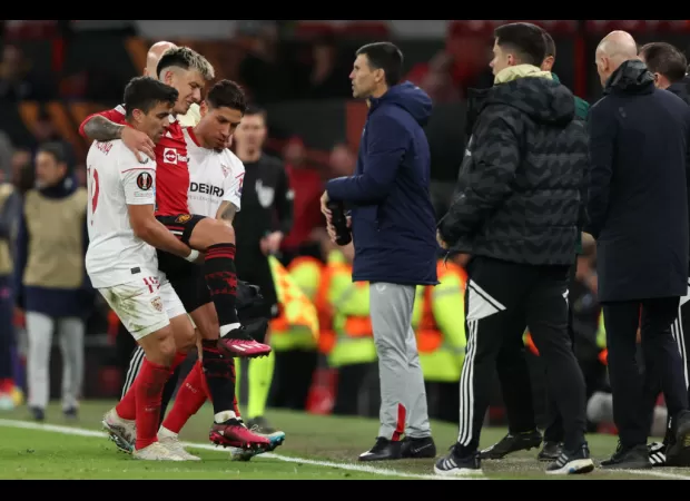 Erik ten Hag defends Harry Maguire from Peter Schmeichel's criticism, saying Maguire displays leadership qualities.