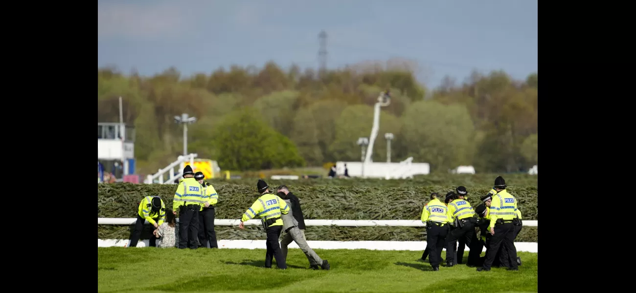 Animal rights activists cause delay to Grand National start.