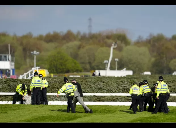 Animal rights activists cause delay to Grand National start.