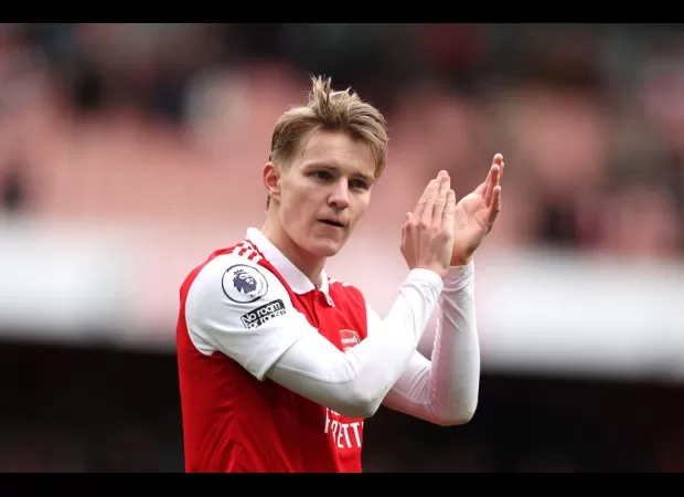 Arsenal visit Southampton to give their title aspirations a boost.