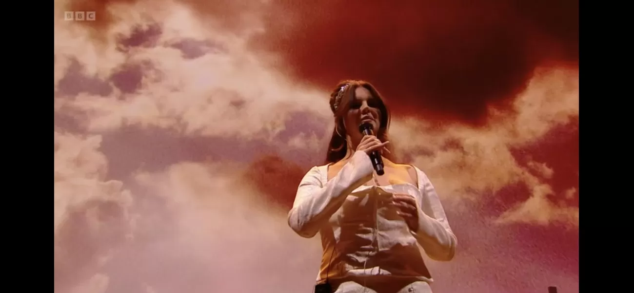 Lana Del Rey fans speculate as she arrives at Glastonbury 30 mins late.