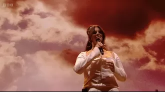 Lana Del Rey fans speculate as she arrives at Glastonbury 30 mins late.