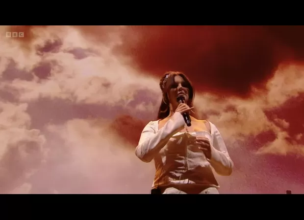 Lana Del Rey fans speculate as she arrives at Glastonbury 30 mins late.