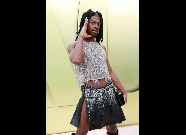 What acts are performing at Glastonbury on Sunday June 25?