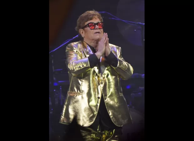 Two world-famous musicians performed together on stage without taking the spotlight.