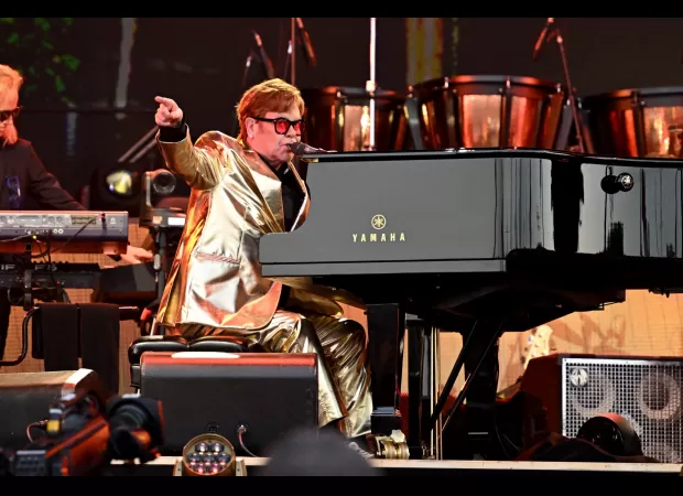 Fan passes out at Glastonbury while paramedics respond to scene.