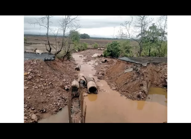 Heavy rains caused a diversion bridge in Sagar District, Bhopal, to be washed away.