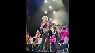 Sir Rod Stewart, 78, ends UK tour in Edinburgh with an adorable duet featuring his 94-year-old sister Mary.
