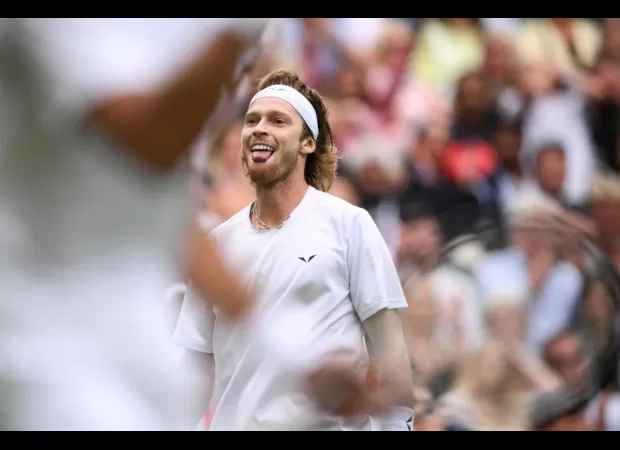 Djokovic fights back to reach Wimbledon semis.