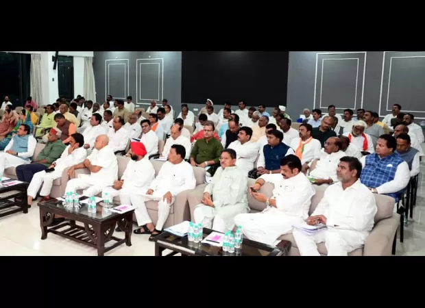 CM encourages Congress to approach gov't for help and have confidence in their work.