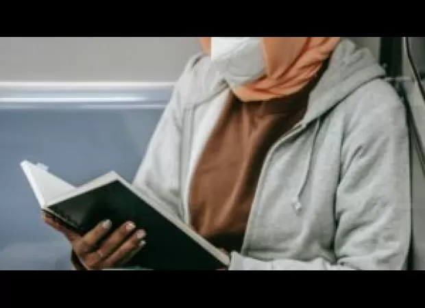 Train conductor defends Muslim passengers from a racist attack, telling them to 