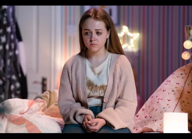 Amy devastated as Denzel looks at other girls' pics online.