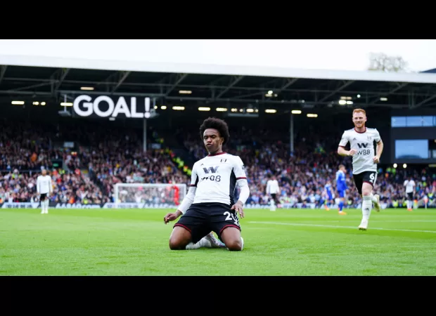 Chelsea & Man Utd made Willian an offer before he agreed to a new deal with Fulham.