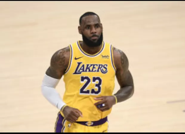 Lebron James changed from No. 6 to No. 23 to pay tribute to Bill Russell.