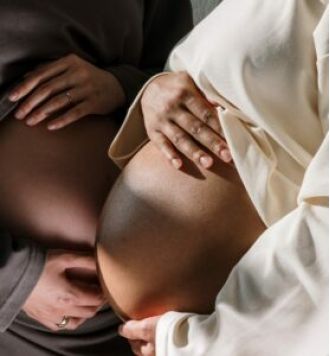 Chicago pastor hosts event for 1,000 expecting moms, providing them with essential items for their babies.
