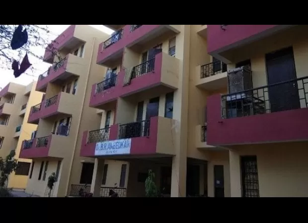 Woman claims occupancy of boys' hostel mess in Indore; police asked for help.