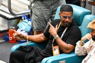 Jamie Foxx posts first photo since medical emergency; fans question if it's recent.