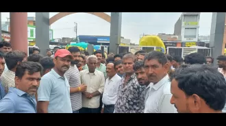 Farmers in Madhya Pradesh protest at Mandsaur Krishi Upaj Mandi against Govt. policies.
