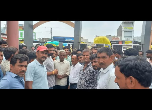 Farmers in Madhya Pradesh protest at Mandsaur Krishi Upaj Mandi against Govt. policies.
