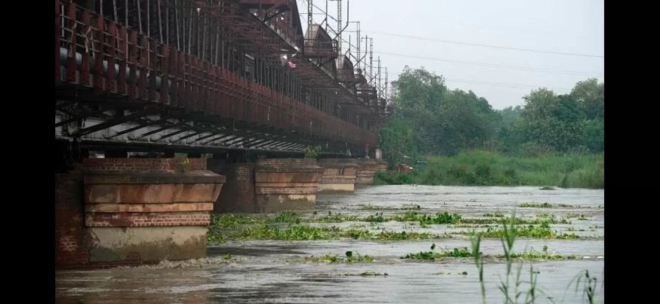 Heavy rain causes Yamuna to swell, govt issues high flood alert.
