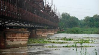 Heavy rain causes Yamuna to swell, govt issues high flood alert.
