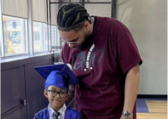 A kindergartner honored their late mother in an emotional graduation speech.