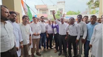 Congress protests stray cattle menace & poor roads in Madhya Pradesh.