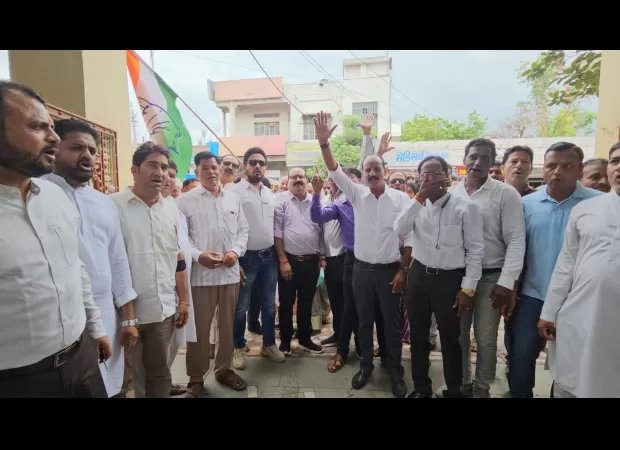 Congress protests stray cattle menace & poor roads in Madhya Pradesh.