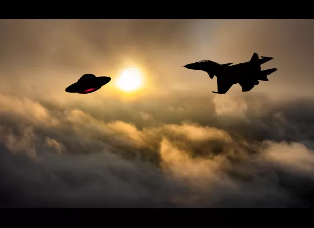 Flying Tic Tac flew down from the sky and stayed above the ocean.