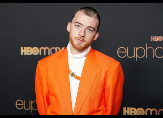 Billie Eilish pays tribute to Angus Cloud with an emotional performance in honor of his life.